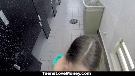 Пилотке девушке захотелось секса после купания в море