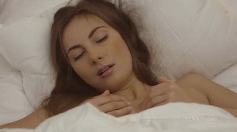 Решила помастурбировать ранним утром лежа голой на кровати