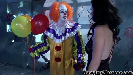 Клоун поимел брюнетку на грязной кушетке