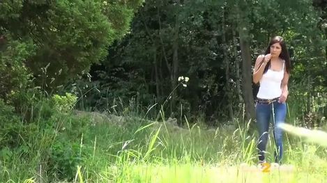 Подборка писающих девушек в публичных местах