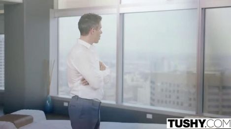 Телка в красивом нижнем приняла член