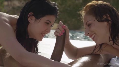 Телочки подставили пилотки для члена в ЖМЖ порно на свежем воздухе