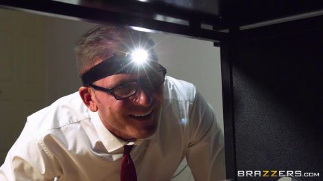 Мужик помог грудастой коллеге снять стресс и трахнул ее на столе